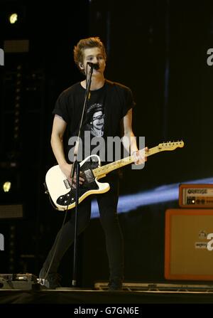 ESCLUSIVO Luke Hemmings di 5 secondi di Summer live sul palco durante il Capital FM Jingle Bell Ball 2014 tenutosi presso la O2 Arena di Londra Foto Stock