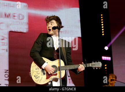 L'ESCLUSIVO Jake Roche di Rixton vive sul palco durante la capitale FM Jingle Bell Ball 2014 che si tiene alla O2 Arena, Londra Foto Stock