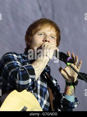 L'ESCLUSIVO ed Sheeran live sul palco durante il Capital FM Jingle Bell Ball 2014 tenutosi presso la O2 Arena di Londra Foto Stock