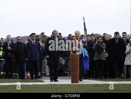 il presidente dell'UEFA Michel Platini (a sinistra) e Gilbert Deleu, sindaco di Comines-Warneton, svelano un monumento calcistico a Ploegsteert, in Belgio, in occasione del centesimo anniversario della tregua natalizia tra le truppe tedesche e alleate durante la prima guerra mondiale. Foto Stock