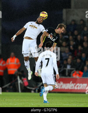 Calcio - Barclays Premier League - Swansea City v Tottenham Hotspur - Liberty Stadium. Ashley Williams di Swansea City (a sinistra) e Harry Kane di Tottenham Hotspur lottano per la palla in aria Foto Stock