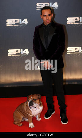 Sport - 2014 personalità sportiva dell'anno - SSE Hydro. Lewis Hamilton e il suo cane Roscoe arrivano per gli Sports Personality of the Year Awards 2014 alla SSE Hydro di Glasgow. Foto Stock