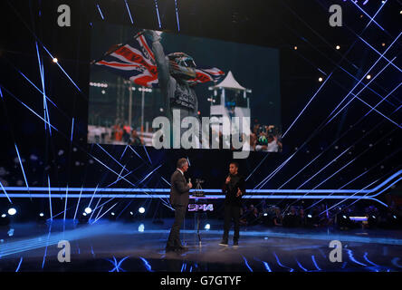 Il presentatore Gary Lineker (a sinistra) e Lewis Hamilton durante i premi 2014 Sports Personality of the Year alla SSE Hydro di Glasgow. Foto Stock