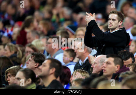 Calcio - UEFA Euro 2016 - Qualifiche - Gruppo e - Inghilterra / Slovenia - Wembley. I tifosi inglesi negli stand durante la partita di qualificazione UEFA euro 2016 del Gruppo e al Wembley Stadium di Londra. Foto Stock