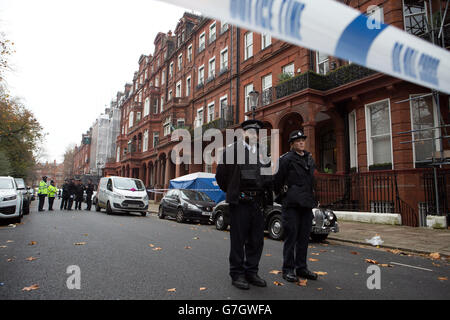 La polizia sulla scena di Cadogan Square, Londra, dopo che un balcone è crollato uccidendo due uomini e ferendone almeno altri sei. Foto Stock