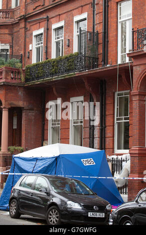 La scena in Cadogan Square, Londra, dopo che un balcone crollò uccidendo due uomini e ferendone almeno altri sei. Foto Stock