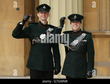 Major Gary Sawyer (a sinistra) e il tenente colonnello Thomas Bewick, entrambi dei fucili con le medaglie Member of the Order of the British Empire (MBE), presentati loro dal Principe di Galles dopo la cerimonia di investitura a Buckingham Palace, nel centro di Londra. Foto Stock