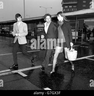 Jane Birkin e Serge Gainsbourg - Aeroporto di Heathrow, Londra. L'attrice Jane Birkin con Serge Gainsbourg all'aeroporto di Heathrow dopo essere arrivato da Parigi. Foto Stock