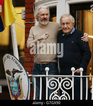 Julian Assange (a sinistra) con il linguista, filosofo e scrittore americano Noam Chomsky sul balcone dell'Ambasciata ecuadoriana a Knightsbridge, Londra, dove il fondatore di Wikileaks ha cercato rifugio per evitare l'estradizione in Svezia. Foto Stock