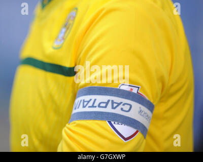 Un primo piano della band di armi del capitano durante la partita Sky Bet League One al Weston Homes Community Stadium di Colchester. Foto Stock