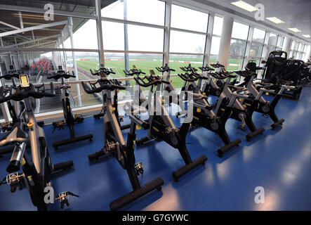 Una vista generale delle macchine da corsa nella palestra utilizzata dalla squadra di calcio inglese per allenarsi, a St. George's Park, Burton-upon-Trent. Foto Stock