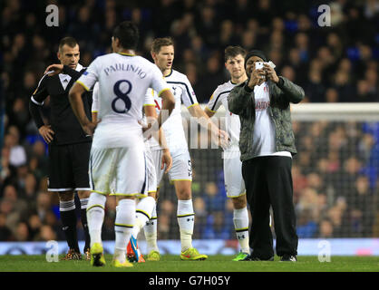 Un invasore del campo tenta di prendere un selfie con i giocatori di Tottenham Hotspur durante la partita della UEFA Europa League a White Hart Lane, Londra. PREMERE ASSOCIAZIONE foto. Data immagine: Giovedì 27 novembre 2014. Vedi la storia della Pennsylvania SOCCER Tottenham. Il credito fotografico deve essere: Nick Potts/PA Wire. Foto Stock