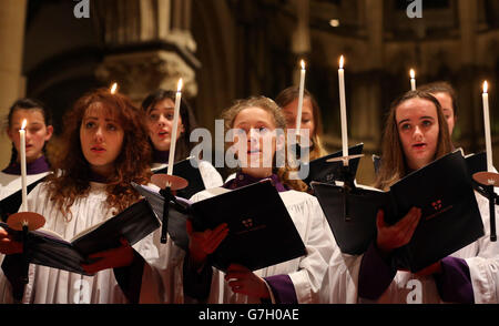 I membri del Canterbury Cathedral Girls Choir provano per il loro primo concerto di Natale alla Cattedrale di Canterbury nel Kent. Foto Stock