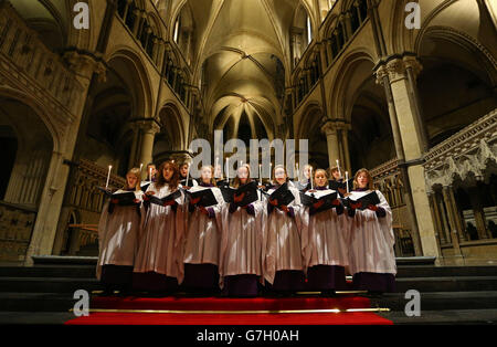 I membri del Canterbury Cathedral Girls Choir provano per il loro primo concerto di Natale alla Cattedrale di Canterbury nel Kent. Foto Stock