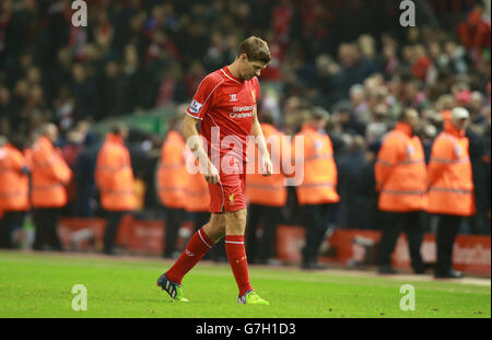 Steven Gerrard di Liverpool esce dal campo dopo la partita Barclays Premier League ad Anfield, Liverpool. Foto Stock