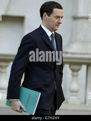 Il Cancelliere dello scacchiere George Osborne lascia il Tesoro a Londra per la Camera dei Comuni, dove terrà la sua dichiarazione d’autunno. Foto Stock