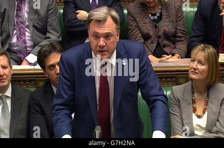 Il cancelliere ombra ed Balls risponde al Cancelliere dello scacchiere George Osborne dopo la dichiarazione autunnale ai parlamentari della Camera dei Comuni di Londra. Foto Stock