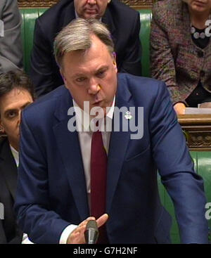 Il cancelliere ombra ed Balls risponde al Cancelliere dello scacchiere George Osborne dopo la dichiarazione autunnale ai parlamentari della Camera dei Comuni di Londra. Foto Stock