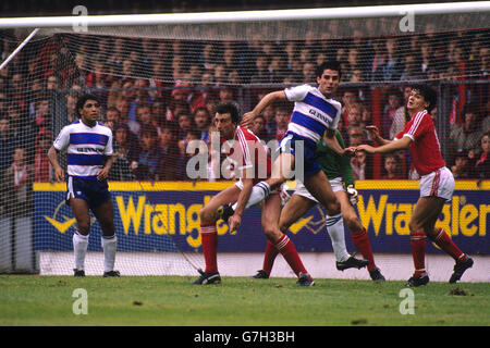 Goalmouth azione da Nottingham Forest / Queens Park Rangers al City Ground. (l-r) Tony Sealy, QPR, Paul Hart, Nottingham Forest, John Gregory, QPR e Steve Hodge, Nottingham Forest. Foto Stock