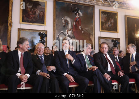 Il Segretario di Stato americano Philip Hammond (sinistra) parla con il Segretario di Stato americano John Kerry (centro), alla Conferenza di Londra sull'Afghanistan alla Lancaster House nel centro di Londra. Foto Stock