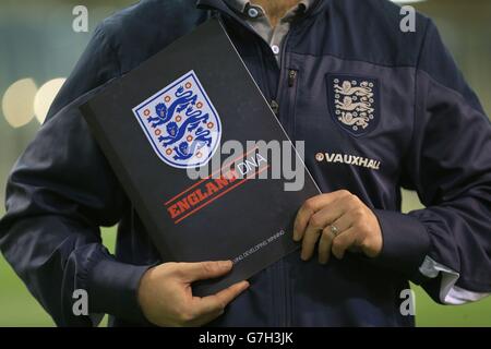 DaN Ashworth, Direttore fa di Elite Development, tiene la brochure "England DNA" al briefing sui media della fa a St. Georges Park, Burton-upon-Trent. Foto Stock