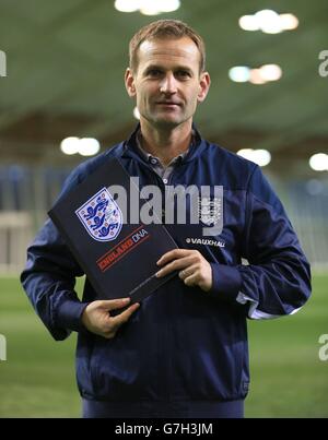 DaN Ashworth, Direttore fa di Elite Development, tiene la brochure "England DNA" al briefing sui media della fa a St. Georges Park, Burton-upon-Trent. Foto Stock