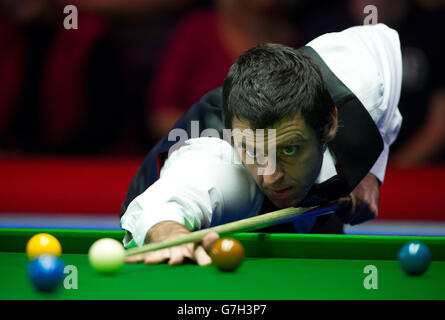 Snooker - 2014 Coral UK Championship - Day Ten - Barbican Center. Ronnie o'Sullivan durante la sua partita contro Matthew Selt durante il Coral UK Championship 2014 al Barbican Center di York. Foto Stock