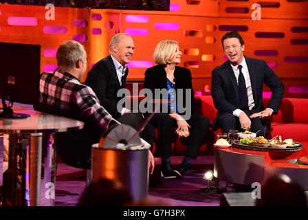 (Sinistra - destra) Graham Norton, Michael Keaton, Victoria Wood e Jamie Oliver durante le riprese del Graham Norton Show presso i London Studios, nel centro di Londra. Foto Stock