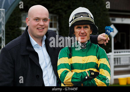 Michael Van Gerwen, campione del mondo delle freccette del PDC, (a sinistra) si pone accanto a un taglio di cartone del fantino AP McCoy Foto Stock