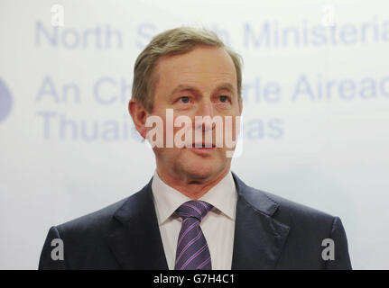 Taoiseach Enda Kenny parla ai media alla riunione del Consiglio dei Ministri del Nord Sud ad Armagh. Foto Stock