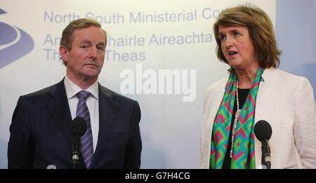 Taoiseach Enda Kenny (a sinistra) e Tanaiste Joan Burton parlano ai media alla riunione del Consiglio dei Ministri del Nord Sud ad Armagh. Foto Stock