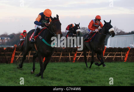 Coupe De Grace (a sinistra) indovinata da Noel Fehily salta l'ultimo ostacolo per andare avanti e finire 2° dietro il vincitore come De Mee indovinato da Sam Twiston- Davies (a destra) nella Zurich Insurance PLC Novices handicap Huddle, durante il Tingle Creek Christmas Festival a Sandown Park, Asher. Foto Stock