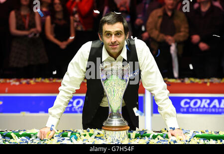 Snooker - 2014 Coral UK Championship - 13° giorno - Barbican Center. Ronnie o'Sullivan festeggiò il trofeo dopo aver vinto la finale del Coral UK Championship 2014 al Barbican Center di York. Foto Stock