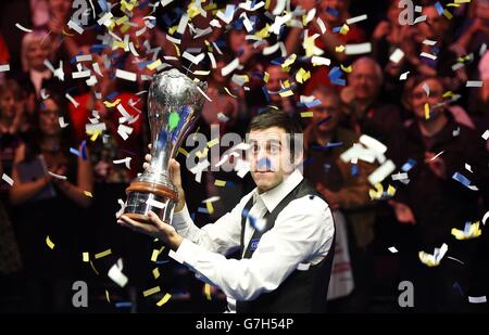 Snooker - 2014 Coral UK Championship - 13° giorno - Barbican Center. Ronnie o'Sullivan festeggia con il trofeo dopo aver vinto la finale del Coral UK Championship 2014 al Barbican Center di York. Foto Stock