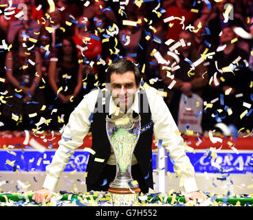 Ronnie o'Sullivan festeggia con il trofeo dopo aver vinto la finale del Coral UK Championship 2014 al Barbican Center di York. Foto Stock