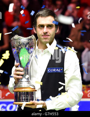 Ronnie o'Sullivan festeggia con il trofeo dopo aver vinto la finale del Coral UK Championship 2014 al Barbican Center di York. Foto Stock