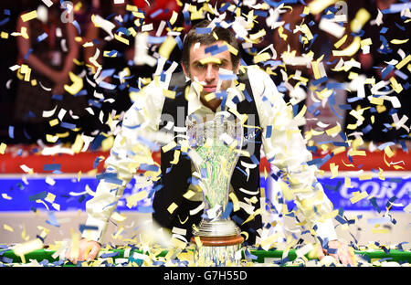 Ronnie o'Sullivan festeggia con il trofeo dopo aver vinto la finale del Coral UK Championship 2014 al Barbican Center di York. Foto Stock