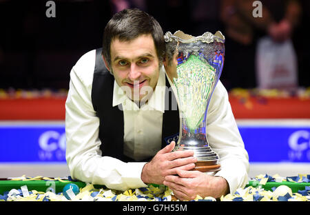 Ronnie o'Sullivan festeggia con il trofeo dopo aver vinto la finale del Coral UK Championship 2014 al Barbican Center di York. Foto Stock