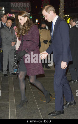 Il Duca e la Duchessa di Cambridge arrivano al Carlyle Hotel di New York, Stati Uniti, mentre iniziano una visita di tre giorni in America. Foto Stock