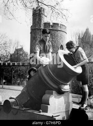 Città di Londra Scouts John Sutton (a sinistra) e David inglese pulire uno dei pezzi antichi della Torre di Londra durante la settimana di Bob-a-Job. Foto Stock