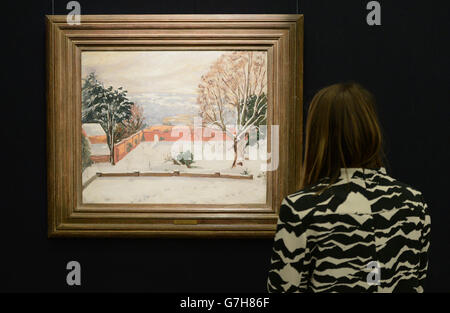 Una donna vede il "Weald of Kent Under Snow" di Winston Churchill durante la rassegna stampa di Daughter of History, Mary Soames e The Legacy of Churchill presso la casa d'aste di Sotheby, Londra. PRESS ASSOCIATION Foto Data foto: Venerdì 12 dicembre 2014. La collezione, che illustra la vita di Lady Soames, ripercorre i momenti storici del XX secolo e presenta anche un ritratto intimo di Winston Churchill e della sua famiglia. Il credito fotografico dovrebbe leggere: Anthony Devlin/PA Wire Foto Stock