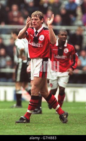 Stuart Pearce, giocatore-manager di Nottingham Forest, applaude i fan mentre celebrano la vittoria su Newcastle United Foto Stock