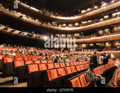 Oslo Norvegia, il famoso Teatro Lirico Nazionale dagli architetti Snohetta, interni con il pubblico prendendo le sedi per le prestazioni Foto Stock