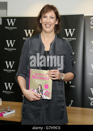 Miranda Hart alla firma del suo nuovo libro, The Best of Miranda, presso la libreria Waterstones di Piccadilly, Londra. Foto Stock