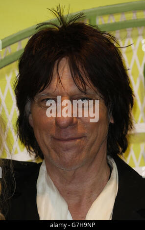 Jeff Beck arriva per assistere all'apertura di 'Elvis at the O2', una mostra di cimeli di Elvis Presley presso l'O2 Arena di Londra. Foto Stock