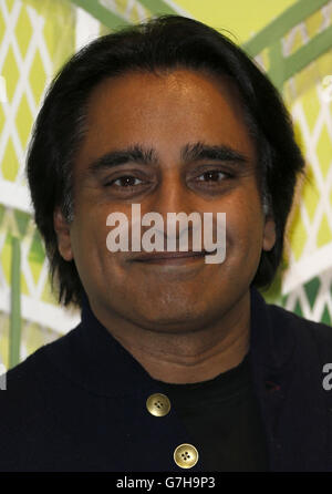 Sanjeev Bhaskar arriva a partecipare all'apertura di 'Elvis at the O2', una mostra di memorabilia Elvis Presley alla O2 Arena di Londra. Foto Stock