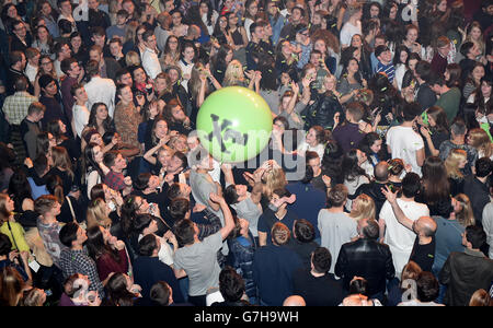 I mongolfiere XFM sono passati intorno alla folla al Winter Wonderland 2014 di XFM, all'O2 Apollo Manchester. Foto Stock