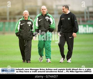 Unione Internazionale di Rugby ... Formazione in Irlanda. Il nuovo manager irlandese Brian Ashton e il capitano Keith Wood condividono una battuta mentre fanno una passeggiata lungo Lansdowne Road Foto Stock