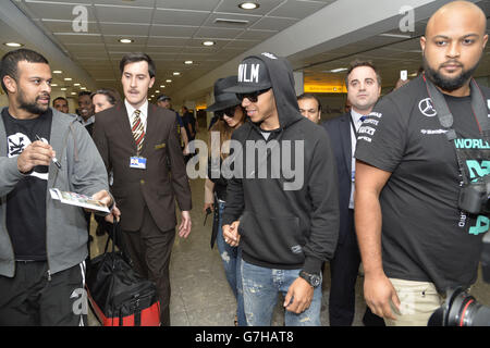 Lewis Hamilton - Aeroporto di Heathrow. Il campione del mondo di Formula uno Lewis Hamilton e Nicole Scherzinger, arrivano all'aeroporto di Heathrow a Londra. Foto Stock