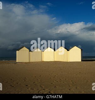 Cabine sulla spiaggia, sotto un cielo tempestoso in Normandia, Francia, Europa Foto Stock